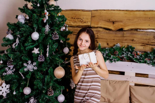Casual meisje met een geschenk — Stockfoto