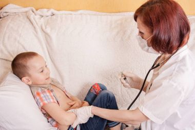 Bir doktor bir atış hasta bir çocuğun koyar.