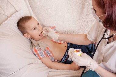 Doktor ve küçük çocuk