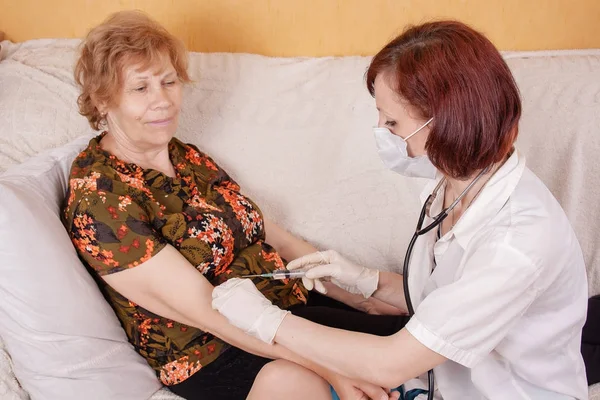 kadın doktor ve hasta