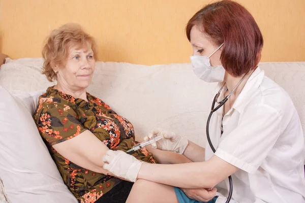 kadın doktor ve hasta