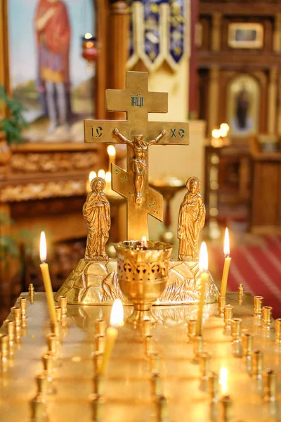 아이콘 앞 교회에서 촛불을 굽기 — 스톡 사진