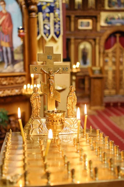 Hořící svíčku v kostele u ikony — Stock fotografie
