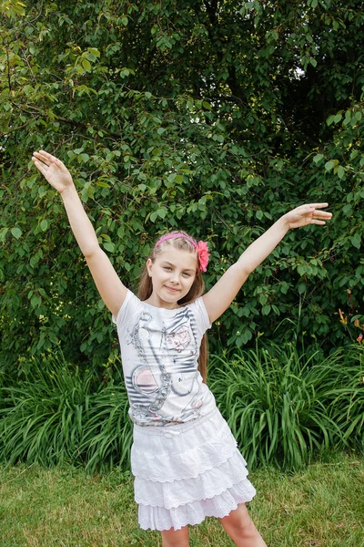 Meisje vreugde, geloof, lof en geluk en vrijheid. — Stockfoto