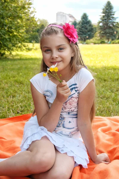 Chica oliendo flores —  Fotos de Stock