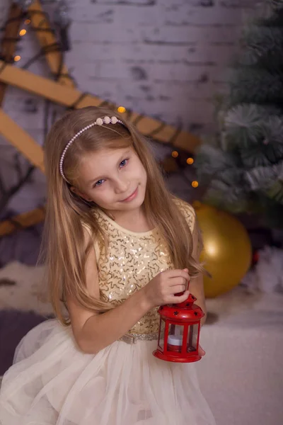 Petite fille avec lampe vintage décorative — Photo