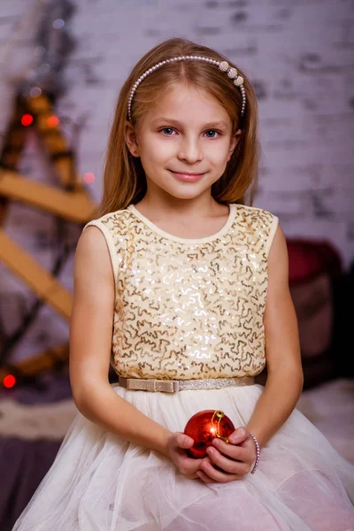 Dziewczynka gospodarstwa Boże Narodzenie ball i uśmiecha się — Zdjęcie stockowe