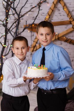 Çocuklar onların doğum günü kutlamak