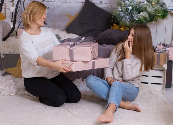 Mom gives gifts to her daughter — Stock Photo, Image
