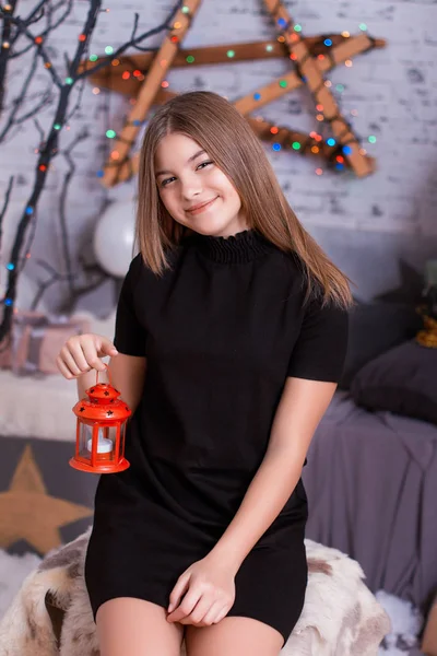 Маленькая девочка с декоративной винтажной лампой — стоковое фото