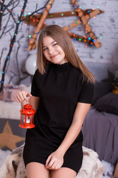 Petite fille avec lampe vintage décorative — Photo