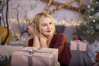 Güzel gülümseyen kadın mevcut hediye kutusu