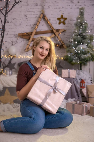Christmas Woman Open Подарочная коробка в Рождественской комнате, праздничная елка — стоковое фото