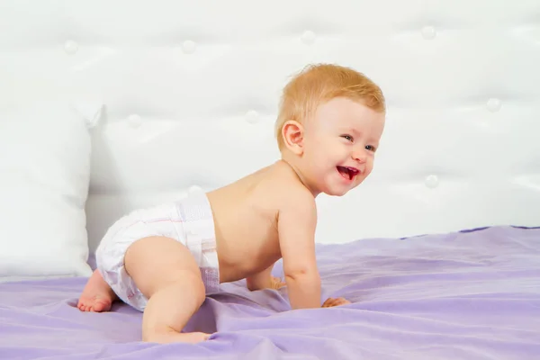 Lindo riendo poco bebé disfrutando su estómago tiempo — Foto de Stock