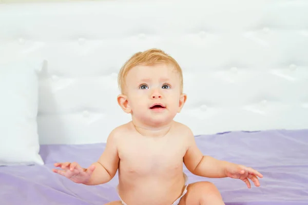 Lindo riendo poco bebé disfrutando su estómago tiempo — Foto de Stock