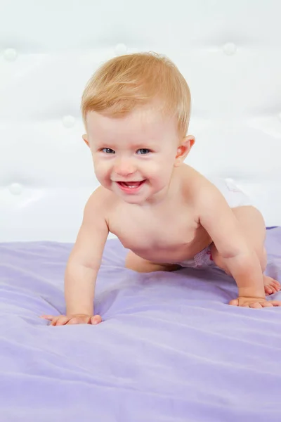 Bonito rindo pouco bebê aproveitando ela barriga tempo — Fotografia de Stock