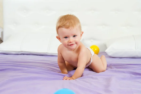 Pequeño bebé muy feliz y alegre — Foto de Stock