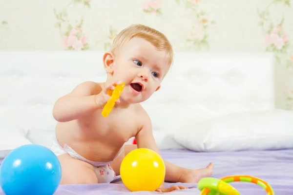 Oyun zamanı. Oyuncakla oynamak bebek — Stok fotoğraf