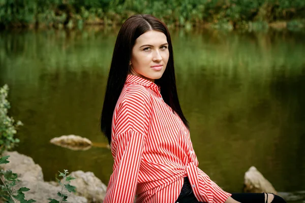 Retrato de uma bela mulher junto ao lago — Fotografia de Stock