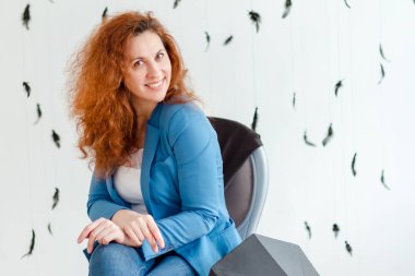 neşeli bir iş kadını