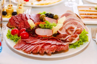 Et sosis dilimleri çeşitler parti plaka üzerinde