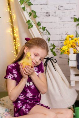 Ördek yavrusu ile şirin kız. Grup, bush.