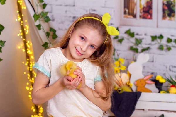 Cute girl with duckling. Bunch, bush. — Stock Photo, Image