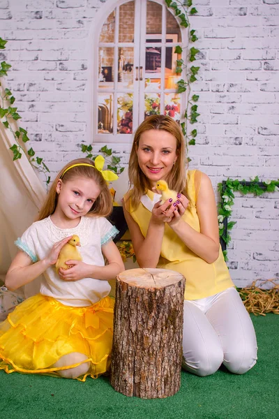 Mom and daughter are playing — Stock Photo, Image