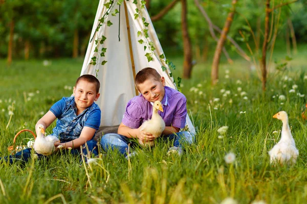 Imagen de hermanos sentados al aire libre — Foto de Stock