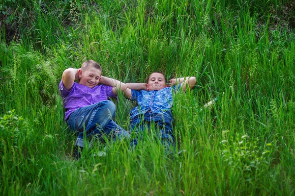 Rapazes felizes num parque — Fotografia de Stock