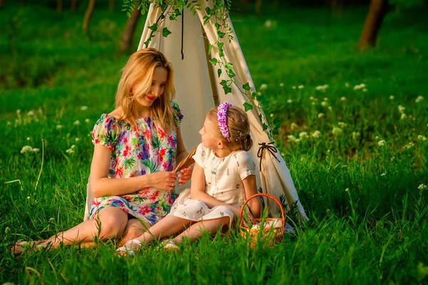 Anne ve kızı parkta. Yaz, yeşil. — Stok fotoğraf