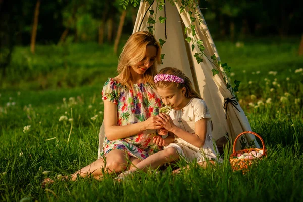 Anne ve kızı parkta. Yaz, yeşil. — Stok fotoğraf