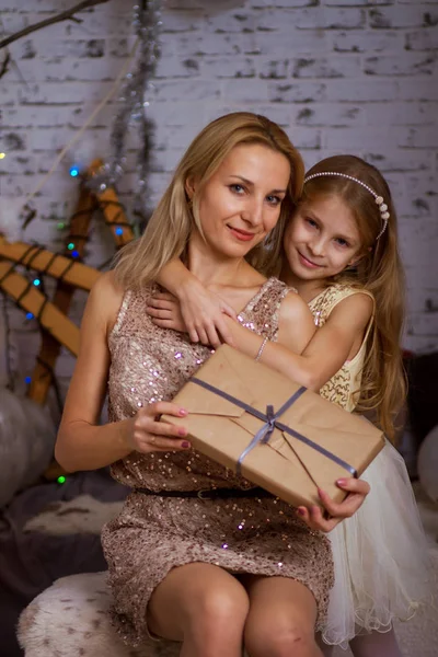 Om gives a gift to the daughter near the Christmas tree — Stock Photo, Image