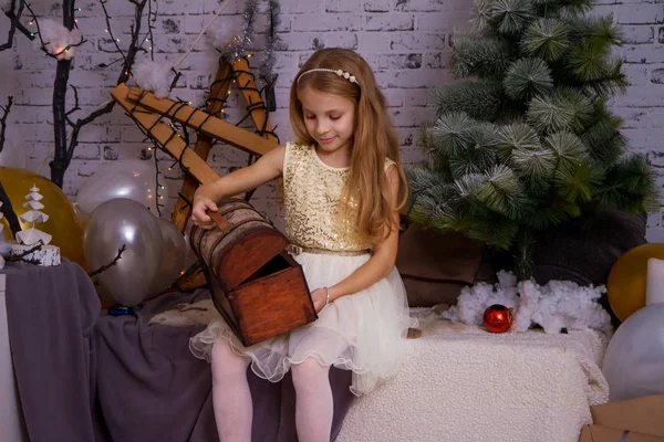 Mooie lachende vrouw aanwezig geschenkdoos. — Stockfoto