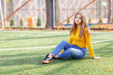 Sonbahar zamanı açık havada güzel bir kız. Portre, bahçe..