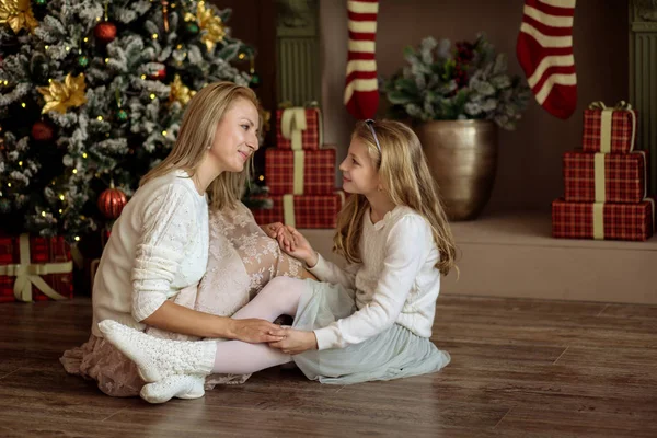 Mom and daughter play and make wishes — Stock Photo, Image