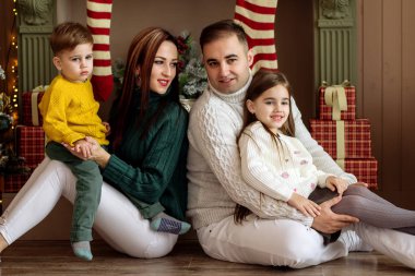 Anne, baba ve çocuklar yılbaşı tatilinde. Aile kavramı.