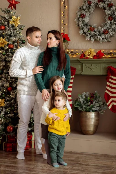 Mamma, papà e bambini durante le vacanze di Capodanno. Concetto familiare — Foto Stock
