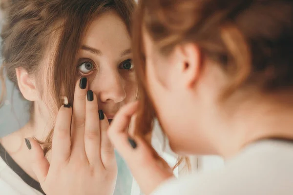 Mulher Verificando Seu Estado Saúde Olhando Seu Olho Close Retrato — Fotografia de Stock