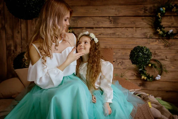 美しく スマートに服を着た母親とともに彼女の娘でスタジオで春の装飾 — ストック写真