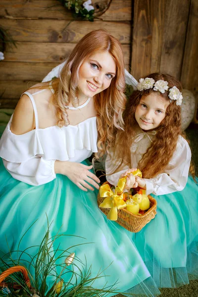 Beautiful Smartly Dressed Mother Her Daughter Studio Spring Decor — Stock Photo, Image