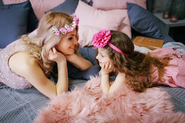 Sonrientes Madre Hija Acostadas Juntas Cama —  Fotos de Stock