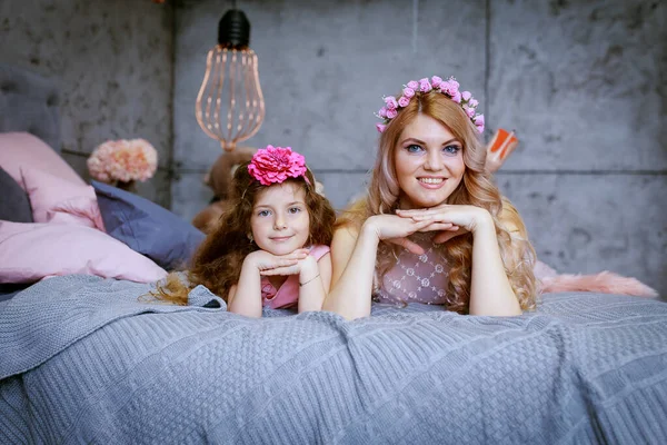 Mamãe Sua Filha Criança Menina Estão Brincando Sorrindo Abraçando Férias — Fotografia de Stock