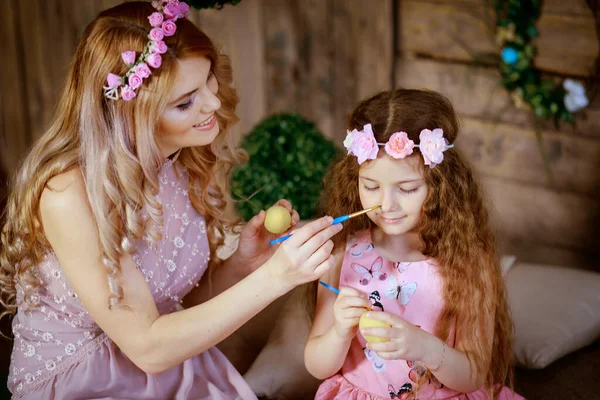 イースターのお祝いのために準備おもちゃの花を持つ創造的な母親と娘 — ストック写真