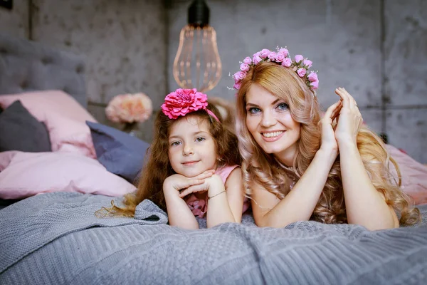 Mamãe Sua Filha Criança Menina Estão Brincando Sorrindo Abraçando Férias — Fotografia de Stock