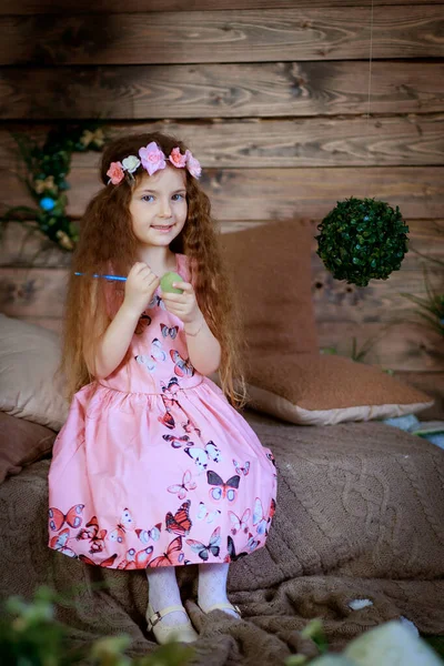 Roztomilé Usmívající Dívka Barvy Velikonoční Vejce Pozadí Jarní Výzdoba — Stock fotografie