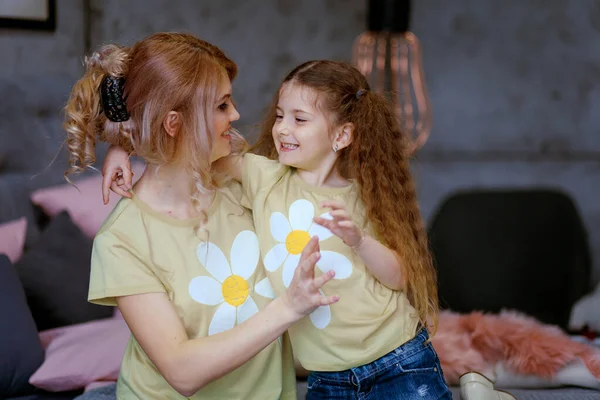 Retrato Niña Preescolar Niña Cuestas Emocionada Madre Joven Divierten Jugando —  Fotos de Stock