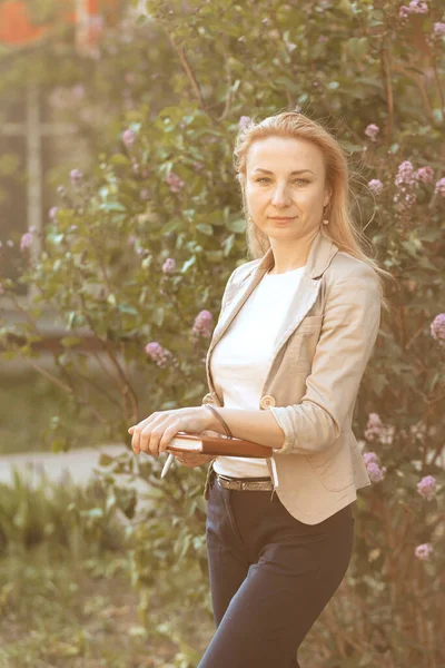 Momento Trabajo Una Mujer Negocios Nunca Rompe Con Diario —  Fotos de Stock