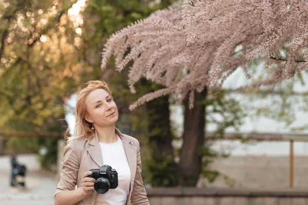 Portret Van Een Vrouw Met Een Camera Haar Handen Beroepsfotograaf — Stockfoto