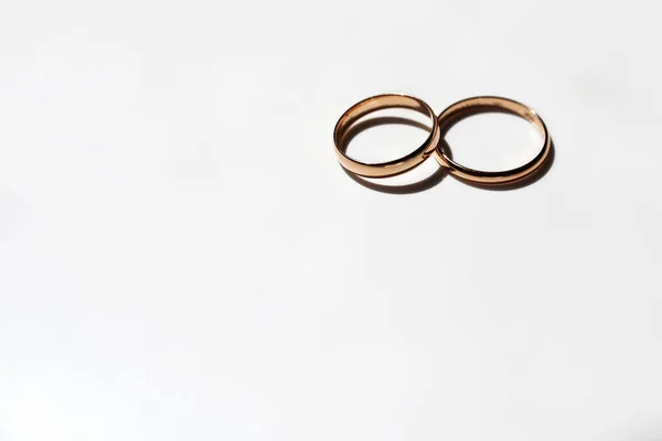 Dos Anillos Boda Sobre Fondo Blanco Enfoque Selectivo Símbolo Del —  Fotos de Stock